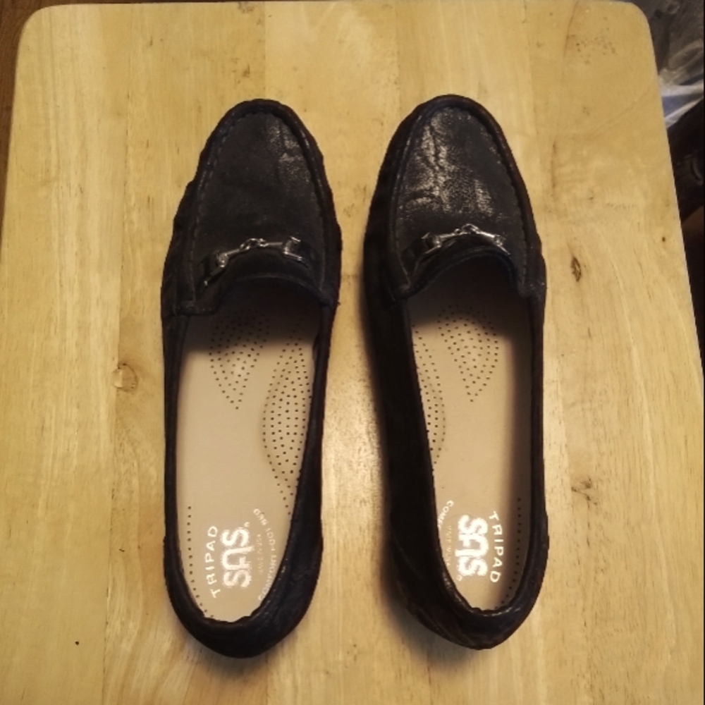 LIKE NEW PAIR OF SAS TRIPAD COMFORT BLACK SLIP ON LOAFERS, SIZE 8 M